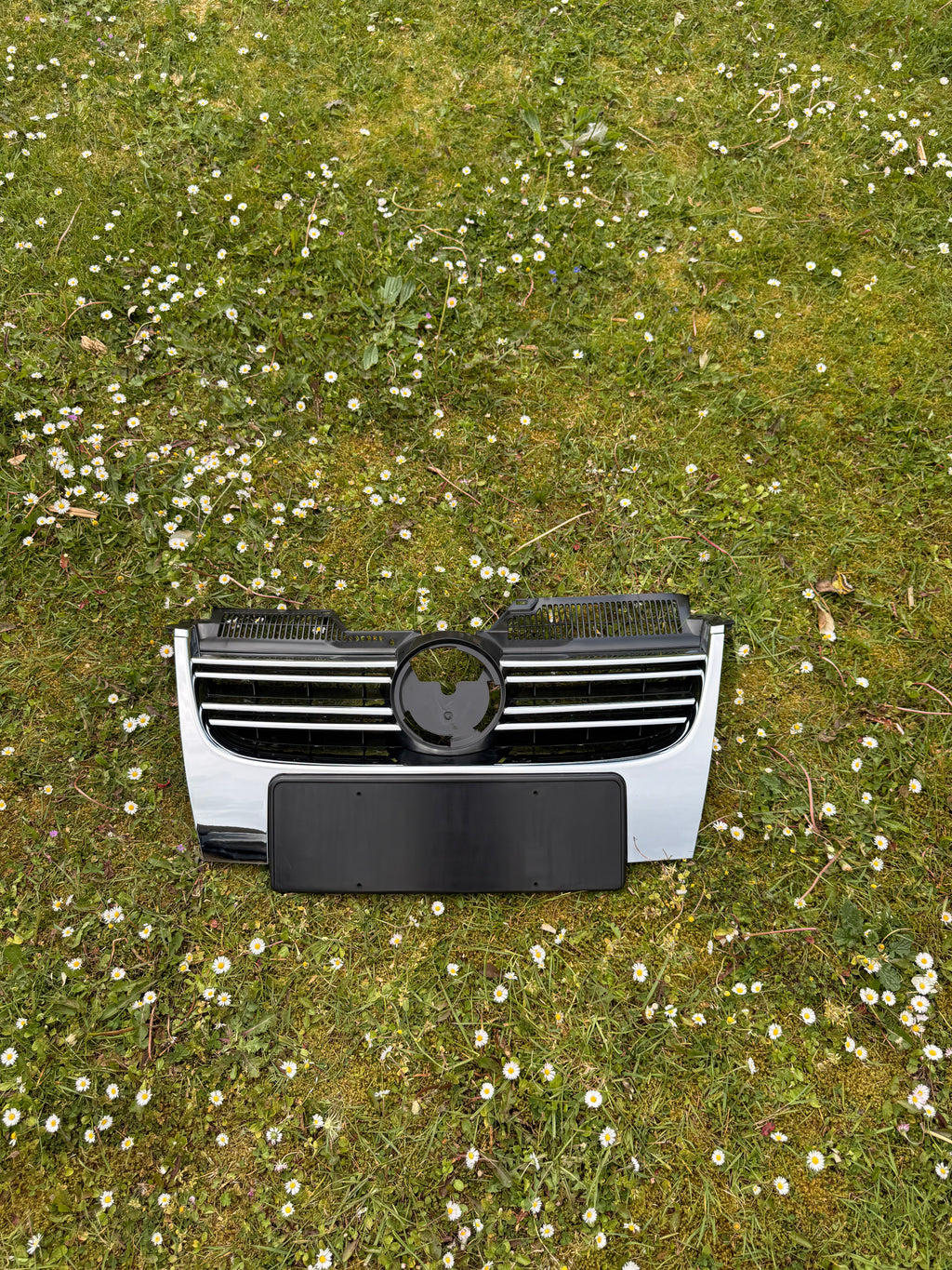 VW MK5 Jetta Chrome Front Grille with Number Plate Holder | Fast Irish Shipping