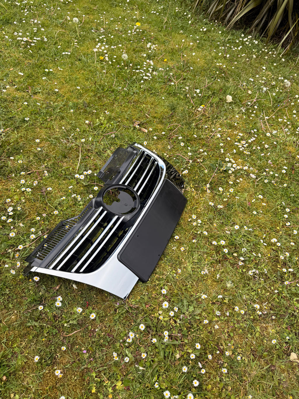 VW MK5 Jetta Chrome Front Grille with Number Plate Holder | Fast Irish Shipping